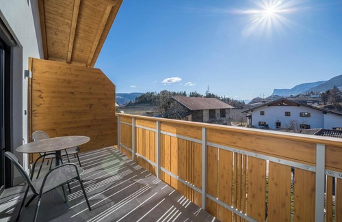 Lana Apartment | "Sunnig - Apartment Abendsonne" with Mountain View, Balcony & Wi-Fi