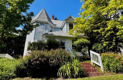 Lenox House | Sunny 2-bed House in Downtown Lenox with WiFi and AC, Kitchenette