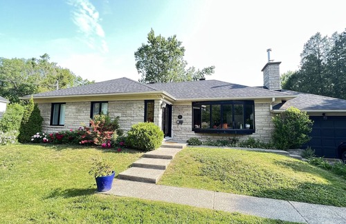 Beaconsfield House | Sunny 2-storey child friendly home near lake – minutes to downtown MTL