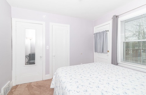 Allmendinger Heights Apartment | Sunny, 2Br flat, minutes from Big House