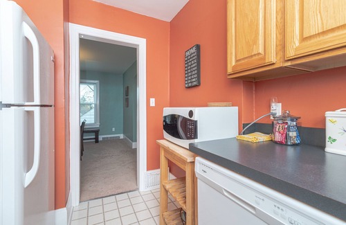 Allmendinger Heights Apartment | Sunny, 2Br flat, minutes from Big House