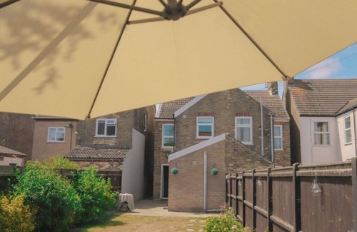 Pakefield House | Sunny 3BR Coastal Escape Walk to Beach Nearby