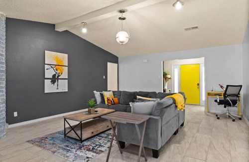 Killeen House | Sunny 3BR Grey & Yellow House