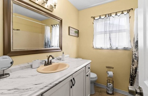 Killeen House | Sunny 3BR Grey & Yellow House
