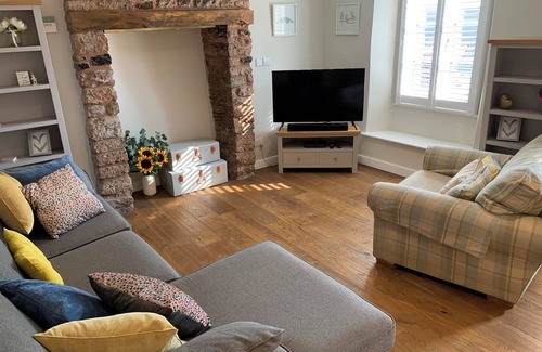 Cheddar Cottage | Sunny 4-bedroom cottage with South facing garden - Sunflower Cottage