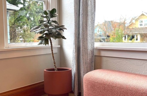 Concordia House | Sunny Alberta Arts Bungalow - 2 Blocks from Alberta - Quiet Street - Pets OK!