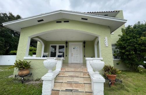 East Little Havana House | Sunny and Charming Suite next to MIA