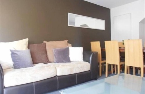 Phillipstown Apartment | Sunny and spacious family/group accommodation