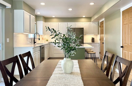 East Wenatchee House | Sunny and Stylish Home with Views and huge fully fenced backyard