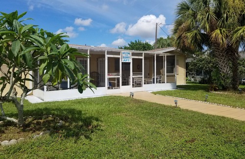 Warm Mineral Springs Apartment | Sunny Apartments a block from Warm Mineral Springs