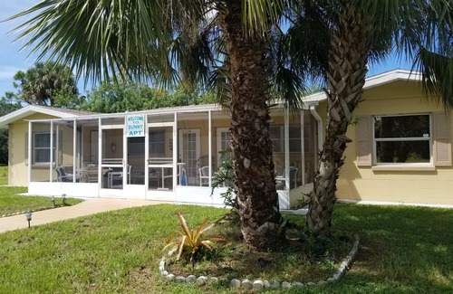 Warm Mineral Springs Apartment | Sunny Apartments a block from Warm Mineral Springs