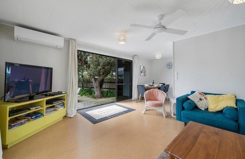 Paraparaumu Beach House | Sunny Beach Bach Hideaway - Paraparaumu Beach Holiday Home