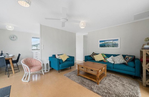 Paraparaumu Beach House | Sunny Beach Bach Hideaway - Paraparaumu Beach Holiday Home