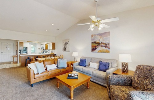 Branson Condo | Sunny Branson condo with vaulted ceilings, private patio, and resort-style pools