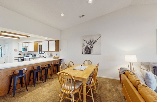 Branson Condo | Sunny Branson condo with vaulted ceilings, private patio, and resort-style pools