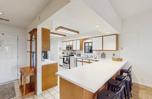 Branson Condo | Sunny Branson condo with vaulted ceilings, private patio, and resort-style pools