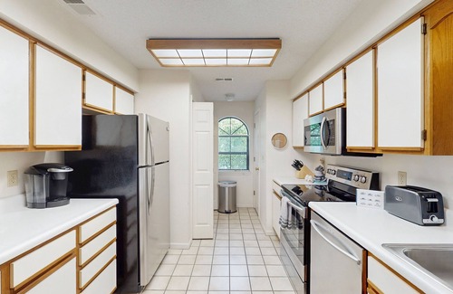 Branson Condo | Sunny Branson condo with vaulted ceilings, private patio, and resort-style pools