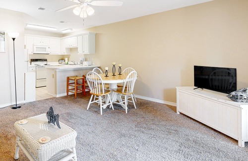 Ono Island Condo | Sunny condo with pool, hot tub, pool views, balcony, & AC