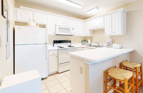 Ono Island Condo | Sunny condo with pool, hot tub, pool views, balcony, & AC