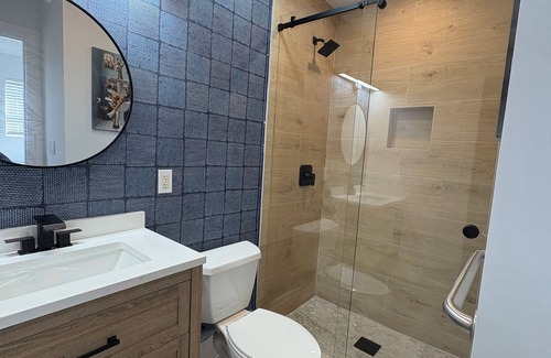 Deerfield Beach Apartment | Sunny Cottage Vibes! Beach & Dining Walkable!