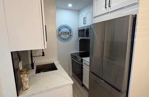 Deerfield Beach Apartment | Sunny Cottage Vibes! Beach & Dining Walkable!