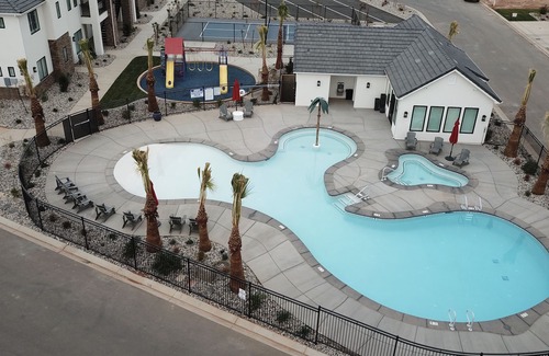 Washington Fields House | 🔆Sunny Days 🔆 POOL IS OPEN!