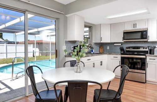 The Lakes House | Sunny Escape: Vibrant Pool Home