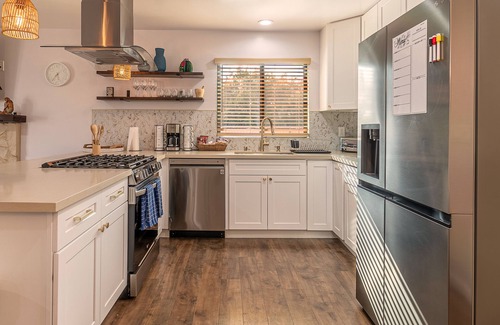 Riverside House | Sunny Escape with Pool near colleges, park, shopping, restaurants, convention