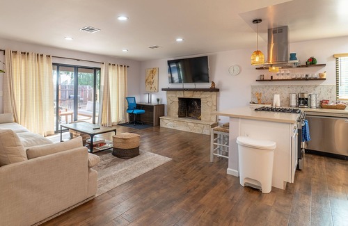 Riverside House | Sunny Escape with Pool near colleges, park, shopping, restaurants, convention