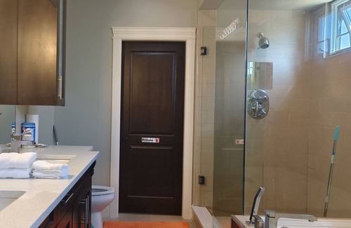Surrey Bed & Breakfast | Sunny Island by White Rock B&B Luxury Family Harbour 3B3B