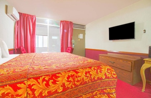 Liberal Hotel | Sunny King Unit, Pet Friendly, Parking, Close to Airport