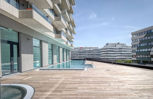 Erdberg Apartment | Sunny Landstraße 2BR w/Gym & Pool, nr U3 Station, by Blueground