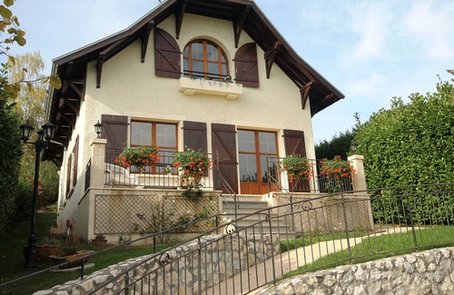 Pringy House | Sunny Maison Bourgeoise with tranquil garden, 15 mins from old Annecy & the lake
