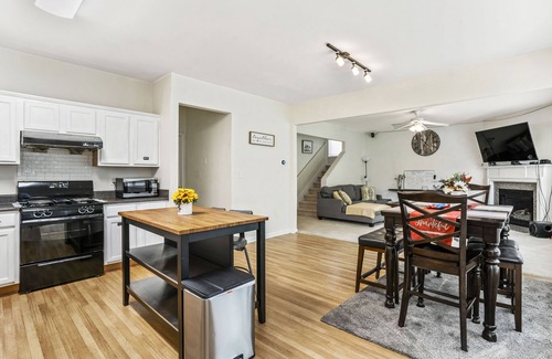 Gwinnett Place House | Sunny&Modern 4BR House w/Home Gym&Parking in Duluth -5 mins to I-85