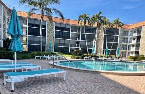 Moorings Condo | Sunny Moorings Bay condo - Across from beach in Naples FL