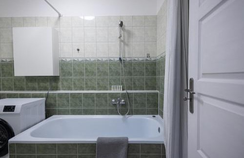 Ferencvaros Apartment | Sunny Nest at Oradea Square