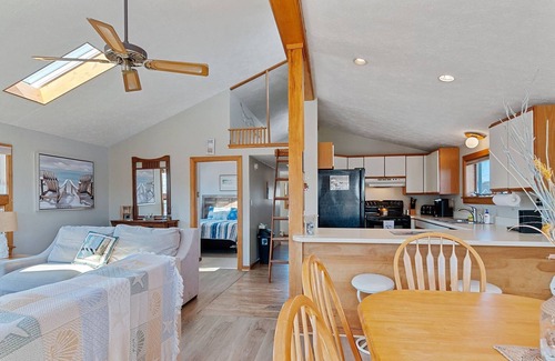Wells Beach Apartment | SUNNY OPEN CONCEPT & 1 MINUTE TO BEACH-OCEAN VIEWS:TOP FLOOR UNIT-9/20-9/27 OPEN