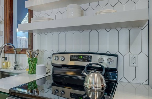Eastwood House | Sunny, Open & Spacious Private Carriage House in a peaceful neighborhood!