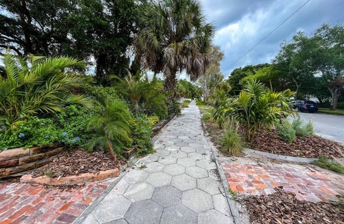 Old Southeast House | Sunny Private Apartment in Downtown St. Petersburg