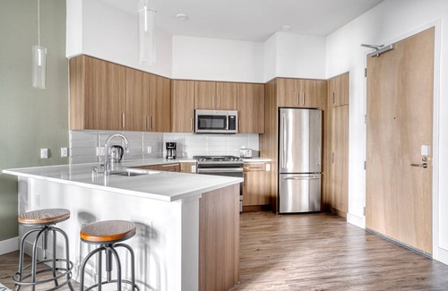 Centennial Apartment | Sunny Redwood City 1BR w/W/D, Gym & A/C, nr Caltrain, by Blueground