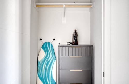 Centennial Apartment | Sunny Redwood City 1BR w/W/D, Gym & A/C, nr Caltrain, by Blueground