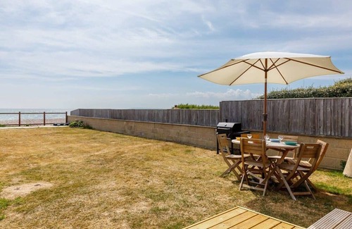 East Wittering House | Sunny seafront chalet - sleeps 6