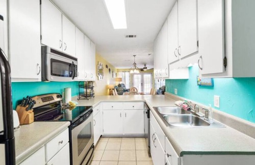 Riviera Beach Condo | Sunny Seaside Townhouse - Your Perfect Summer Escape