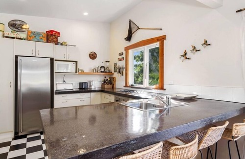 Hatepe House | Sunny, sheltered, spacious, 50 metres to the beach