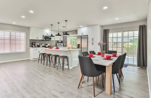 Santa Susana House | Sunny Simi Valley Long Term Stays Dedicated Workplace Jacuzzi Temporary Home