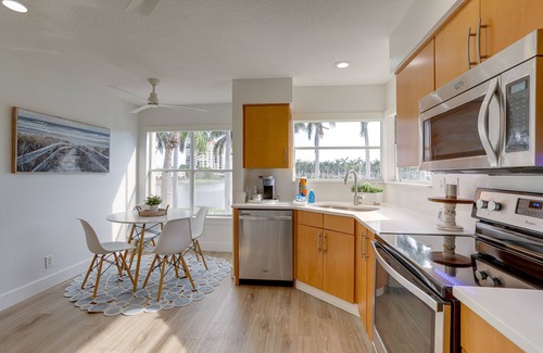 Isla del Sol Condo | Sunny St Pete Getaway with Shared Pool & Hot Tub