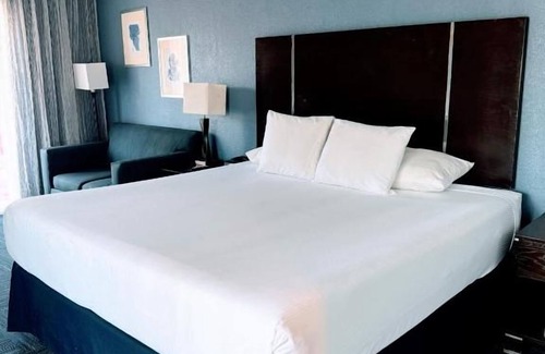 Old Towne Hotel | Sunny Stay Near the Beach – Onsite Swimming Pool | Free Breakfast and Parking