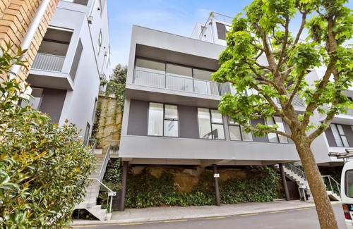 Auckland Central Business District House | Sunny Townhouse with City Views w/Aircon+Carpark