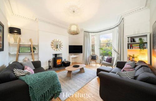 Stonehaven House | Sunnybrae House, Family Getaway with Hot tub, Stonehaven
