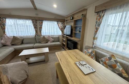 Ingoldmells Apartment | Sunnymede B7 - Fantasy Island, Hot tub, wrap around veranda, WiFi - Meadow Lakes Caravan & Lodge Hire